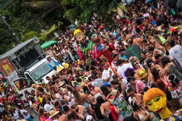  Em seguida, aparecem cidades que ficam no estado do Rio de Janeiro e que atraem pessoas interessadas em unir carnaval e praia. Municípios costeiros no Sul e na Região dos Lagos: Paraty, Angra dos Reis e Arraial do Cabo. 