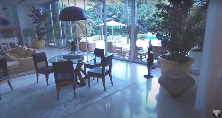 Em setembro de 2021, a apresentadora Xuxa vendeu sua mansão por R$ 45 milhões para a cantora Karinah. 