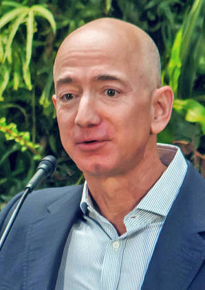 Em sétimo lugar, Jeff Bezos. O fundador da Amazon atualmente é o quarto homem mais rico do mundo e vive envolvido em polêmica, considerado um péssimo patrão para os empregados