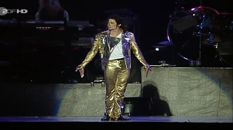 Em seu show “HIStory World Tour” na Alemanha, o cantor teve performances marcantes com músicas como “Scream”, “You Are Not Alone” e “Beat It” e danças energéticas com seus característicos passos robóticos. 
