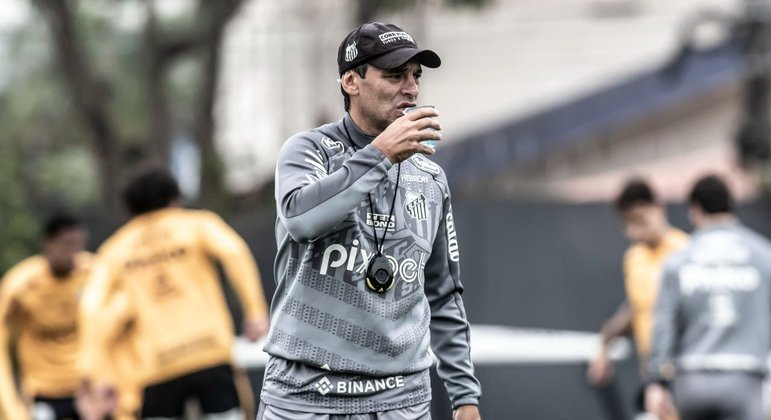 Sem refresco: nova derrota ameaça emprego do técnico Fabián Bustos no Santos