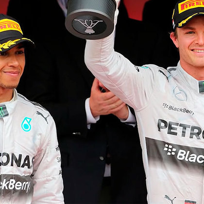 Em sua trajetória na Fórmula 1, Hamilton teve que enfrentar alguns grandes rivais, até mesmo dentro da própria equipe. Com espanhol Fernando Alonso, na McLaren, e o alemão Nico Rosberg, na Mercedes, Lewis viveu momentos de muita tensão e até perdeu o campeonato de 2016 para Rosberg.