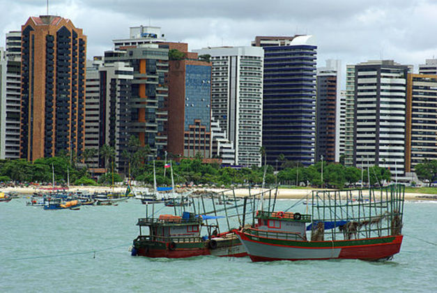  Em terceiro lugar da lista, Fortaleza é famosa por suas praias de areias brancas e águas cristalinas. A Praia do Futuro é uma das mais populares, com barracas à beira-mar que oferecem comida, bebida e música ao vivo.