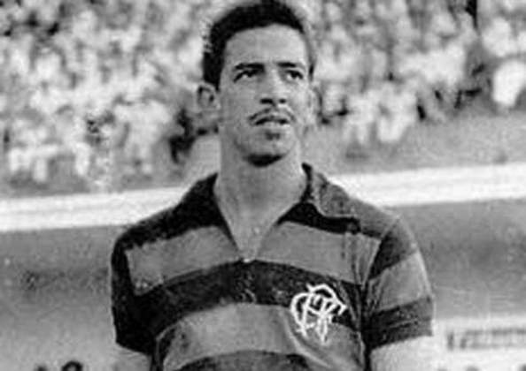 Em terceiro, vem HENRIQUE FRADE. O campeão carioca em 1954, 1955 e 1963  marcou 212 gols em 411 partidas..