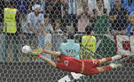 Foto 2: se esticando para alcançar a bola