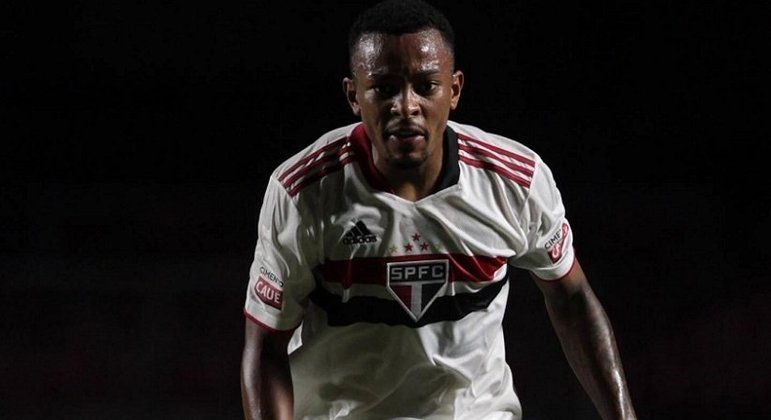 Em um jogo muito disputado, o São Paulo conseguiu levar a melhor e garantir os três pontos diante do Goiás, no Morumbi. O Esmeraldino não cedeu facilmente o placar final da partida e conseguiu igualar duas vezes o marcador, sem contar a defesa de Tadeu na cobrança de pênalti do Luciano. Wellington, com dois cruzamentos certeiros, foi destaque no jogo da última rodada do primeiro turno. Veja as atuações individuais dos jogadores. (Por Gabriel Teles)