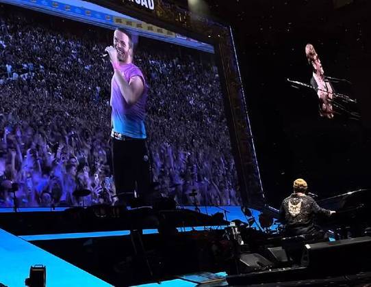 Em um momento do último show, Elton John compartilhou no telão uma mensagem da banda Coldplay, que se apresentou em outra cidade da Suécia no mesmo dia. 