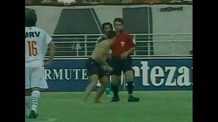 Em uma partida do Campeonato Mineiro de 2005, na vitória por 1 a 0 do América-MG sobre o Atlético-MG, um torcedor invadiu o campo e partiu para tentar brigar com o árbitro Luís Carlos Silva.