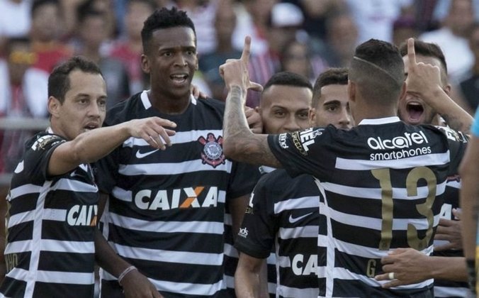 Em uma partida marcada por polêmicas de arbitragem, o São Paulo abriu o placar com Maicon. O empate corintiano veio minutos depois, com gol de Jô.