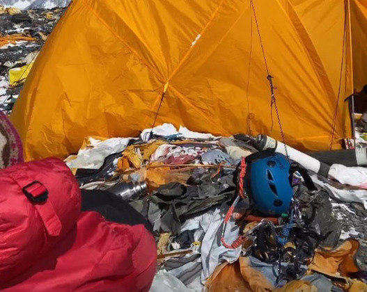 Em uma postagem que viralizou na internet, o alpinista Tenzi Sherpa definiu assim um trecho da montanha nepalesa: 