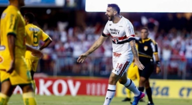 Em uma temporada no Tricolor, o argentino fez 48 jogos, com 14 gols marcados. Saiu para o River Plate.