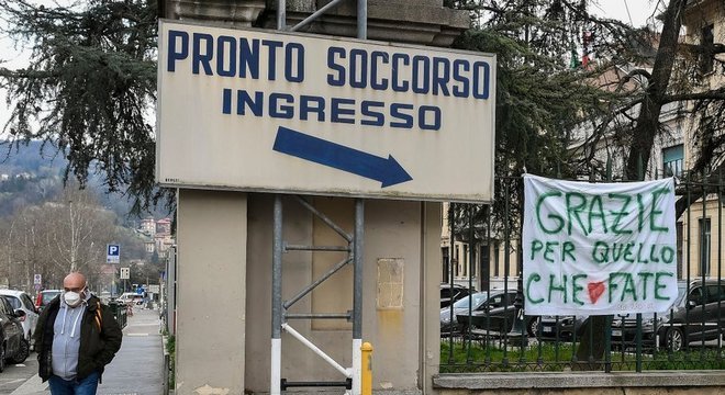  Em vários hospitais da Itália, cidadãos enviaram mensagens de agradecimento aos médicos