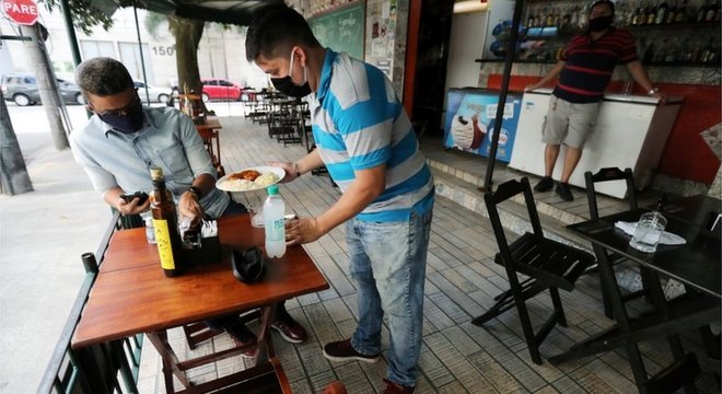 Em vários lugares, bares e restaurantes têm regras de distanciamento de mesas e número de clientes