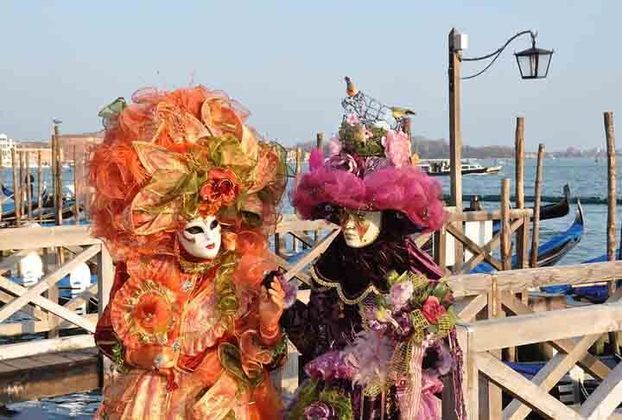 Em Veneza, o Carnaval dura duas semanas e abriga os famosos bailes de máscaras em palácios antigos. Há ainda desfiles na Praça São Marcos. 