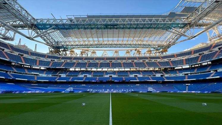 Em vídeo divulgado pelo Real Madrid nas redes sociais, já é possível ver a estrutura do teto retrátil e parte dos acabamentos laterais do novo Santiago Bernabéu. O projeto tem previsão de conclusão para 2023, e está orçado em cerca de 575 milhões de euros (cerca de R$ 3,2 bilhões na cotação atual), pagos nos próximos 25 anos. 