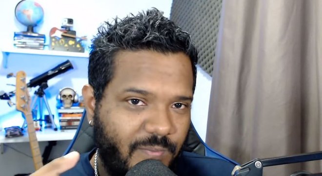 Em vídeo no Youtube, Eduardo Dias fala no microfone de seu quarto, de onde se vê luneta e representação da Terra em globo