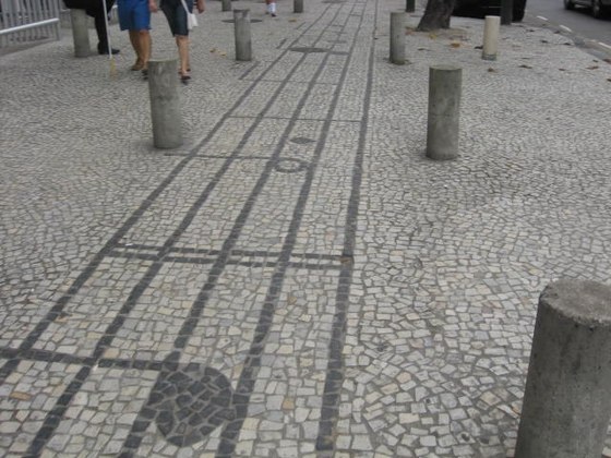 Em Vila Isabel, na zona norte do Rio de Janeiro, bairro do músico Noel Rosa, a principal rua tem a calçada de pedras portuguesas formando notas musicais.