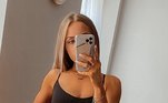 Olhando para as outras garotas ao seu redor, Emma percebeu que ela era a única que não estava se divertindo e decidiu que a busca pela felicidade era mais importante para ela do que se preocupar com sua aparência
