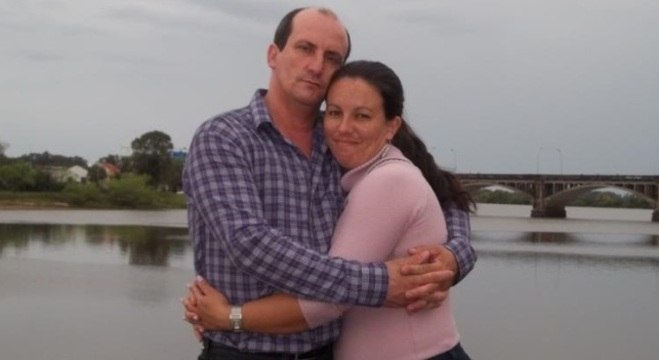 Emanuele com o marido. Ela descobriu que tinha câncer em estágio avançado