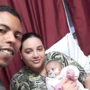 Foto recente da família completa (Fernando, pai da pequena, Camila e Manu)