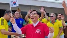 Embaixador sul-coreano vê jogo com brasileiros, canta 'Evidências' e 'sofre' com goleada; assista