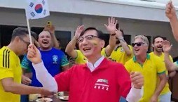 Embaixador sul-coreano canta Evidências e sofre com goleada (Reprodução/Twitter)