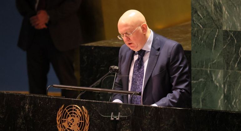Embaixador Vasily Nebenzya disse que EUA decidiram expulsar doze diplomatas russos