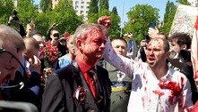 Manifestantes contrários à guerra na Ucrânia jogam tinta em embaixador russo na Polônia