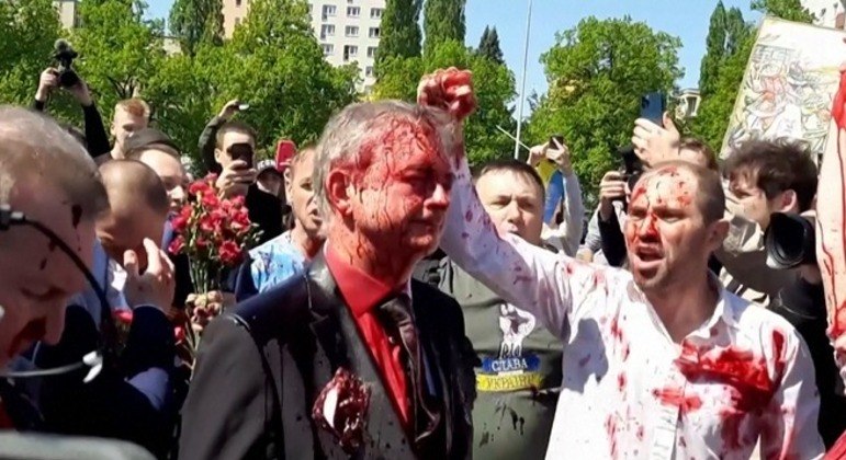  Embaixador da Rússia na Polônia, Sergey Andreev, é atingido por tinta vermelha