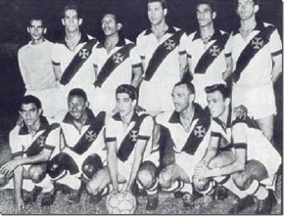 Abaixado, Pelé posa para jogo com a camisa do Vasco, em 1957