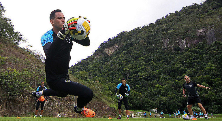 Gatito Fernández durante treino; goleiro é um dos destaques do Botafogo