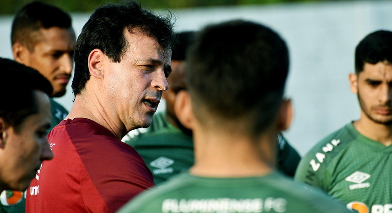Técnico Fernando Diniz conversa com elenco do Fluminense durante treino no CT