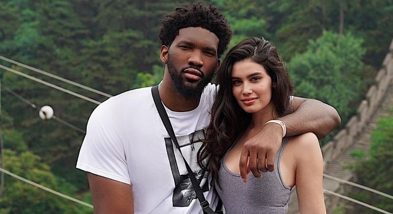 Em visita ao Rio de Janeiro, ele e Anne de Paula foram ao Maracanã. Embiid compartilhou nas redes sociais um momento em que faz embaixadinhas e outro em que toma um gol da namorada. Em português, ele classificou o passeio como 