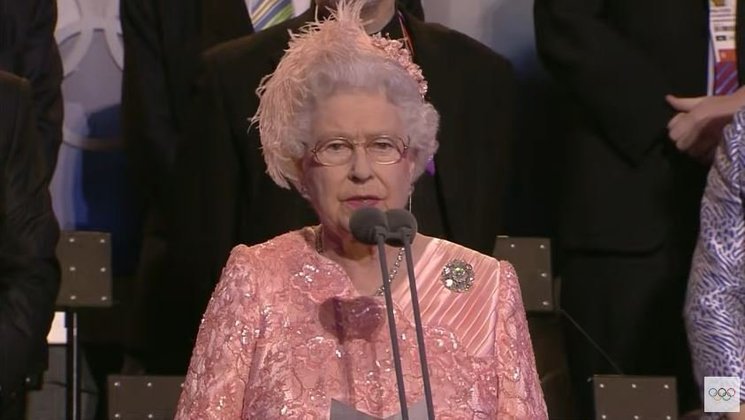 Embora a Rainha não tenha pulado de paraquedas, ela esteve presente na cerimônia de abertura das Olimpíadas de Londres. 