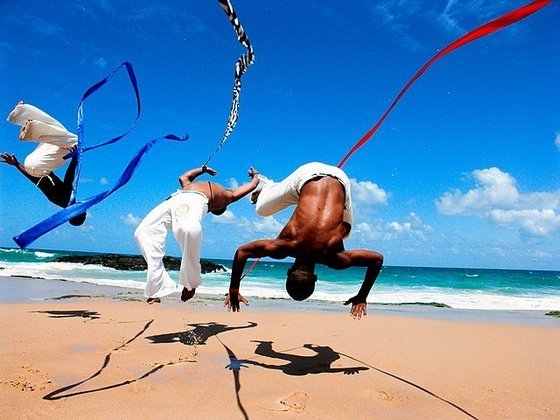Embora a roda seja uma tradição, bastam duas pessoas para a prática da capoeira, em qualquer lugar, a qualquer hora. Um esporte que enaltece o respeito ao próximo e a valorização do corpo em harmonia com a natureza. 