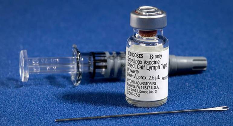 Dose de imunizante. Embora não haja vacina específica para a varíola do macaco, vários países estão estocando doses contra a varíola comum, para uso em caso de epidemia