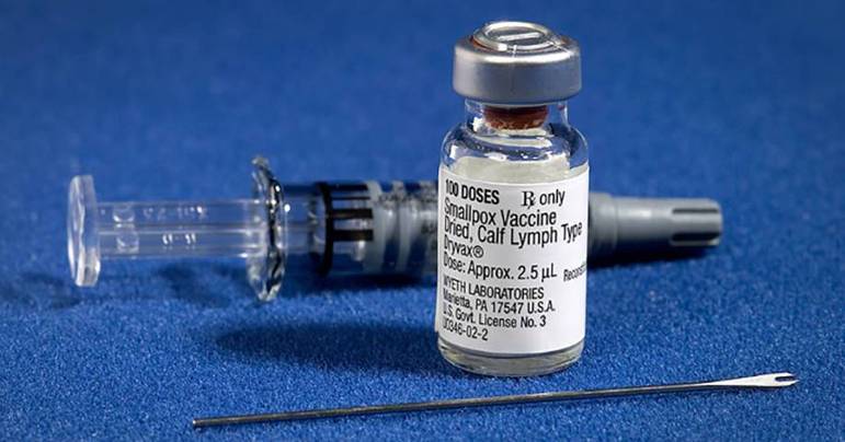 Embora não haja vacina específica para a varíola dos macacos, vários países estão estocando doses contra a varíola comum, para uso em caso de epidemia. 