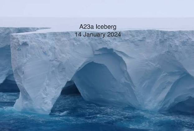 Embora os cientistas acreditem que o iceberg provavelmente se fragmentará em pedaços menores à medida que se move, ele ainda é um objeto enorme que pode provocar um impacto significativo no clima global.