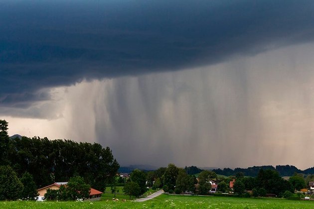 Embora os raios possam ocorrer em todas as estações do ano, a sua maior incidência é no verão, com a formação de grandes nuvens cumulonimbus.