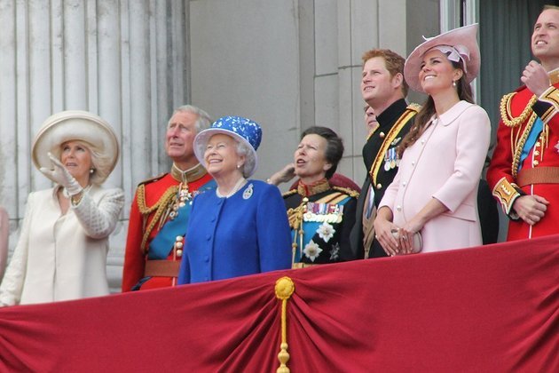 Embora popularmente as pessoas falem da Rainha ou do Rei da Inglaterra, a Coroa Britânica também é responsável por outros países. 