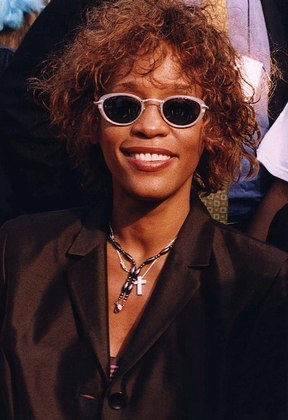 Embora tenha se casado apenas uma vez, com o cantor Bobby Brown, Whitney Houston teve um outro “caso” que ganhou os holofotes da mídia.