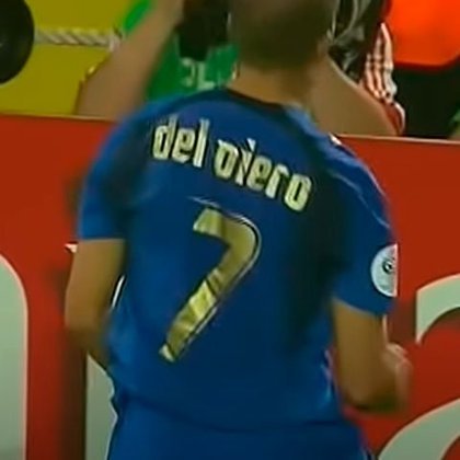 Embora usasse a camisa 10 na Juventus, onde é um dos maiores ídolos da história, o astro Del Piero vestia a sete na seleção italiana, inclusive no título da Copa do Mundo 2006.