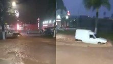 Chuvas em São Paulo arrastam carro e deixam pessoas ilhadas