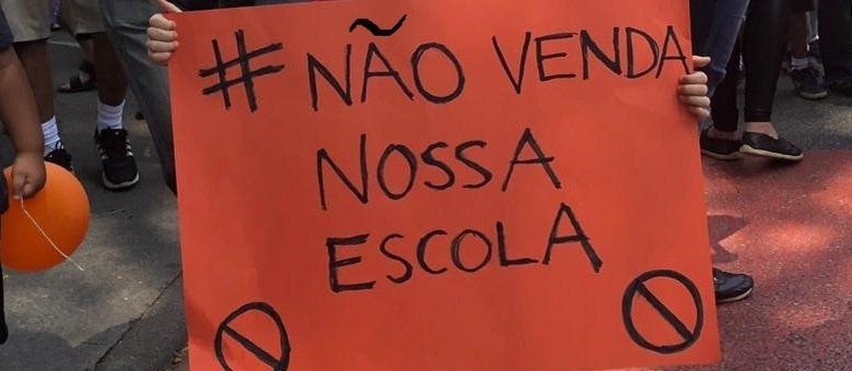 Cartaz de protesto de aluno da Escola de Educação Infantil Gabriel Prestes