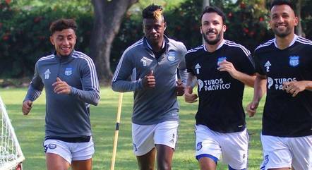 Jogadores do Emelec em atividade física