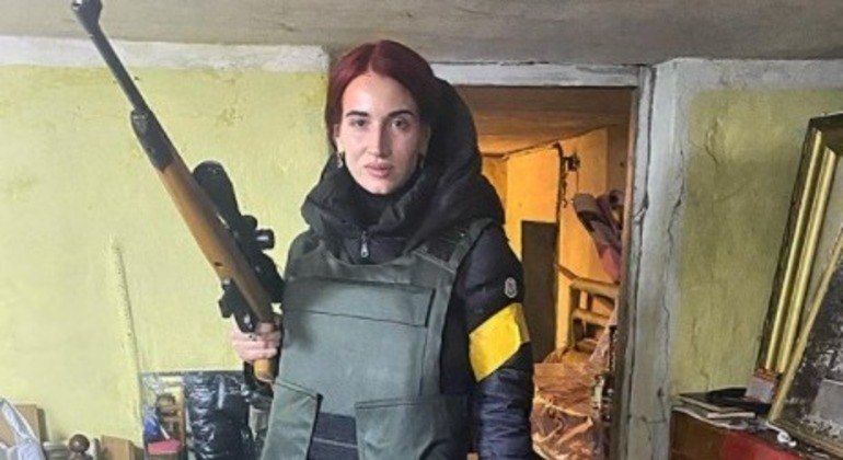 Emerald Evgeniya segura arma após voltar ao Exército ucraniano
