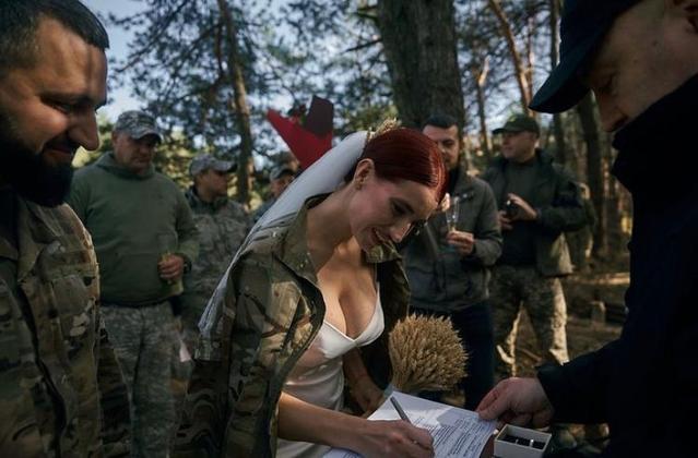 A militar contou que a cerimônia ocorreu na linha de frente da guerra: 'Eu não poderia imaginar um casamento mais perfeito! Este é um dia especial'