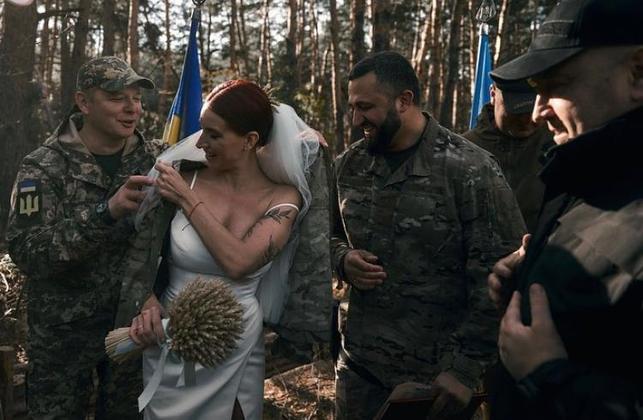 Ela homenageou 'todos os defensores da Ucrânia' e desejou 'glória aos heróis'. Emerald parabenizou especialmente o marido: 'Hoje é seu aniversário. Agora ele definitivamente nunca vai esquecer a data de seu casamento'