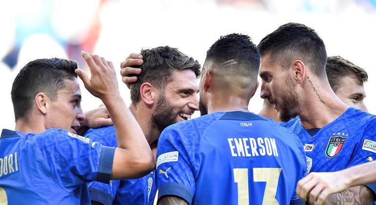 Jogadores da Itália comemoram gol de Berardi contra a Bélgica