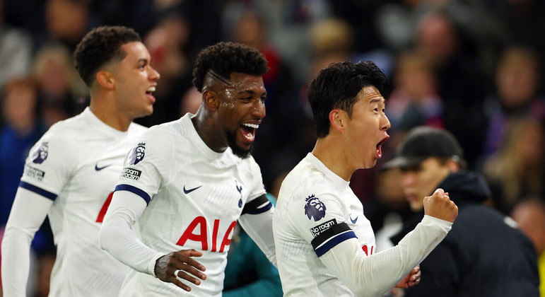 Royal comemora com Son um dos gols da vitória contra o Crystal Palace, pelo Campeonato Inglês